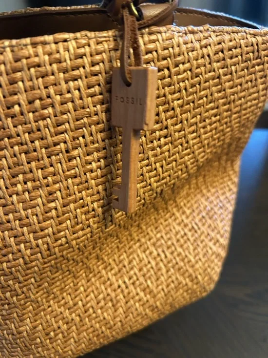 Fossil Tan Woven Shoulder Bag with Leather Handles wooden key charm - Picture 3 of 13